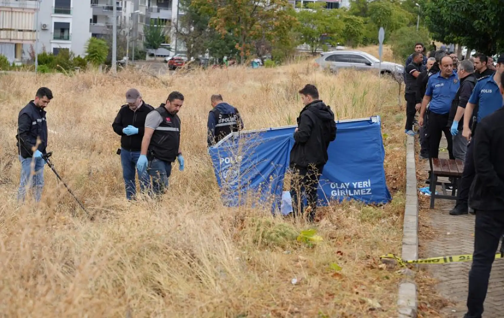 Aracını durdurdu, bankta kendini vurdu