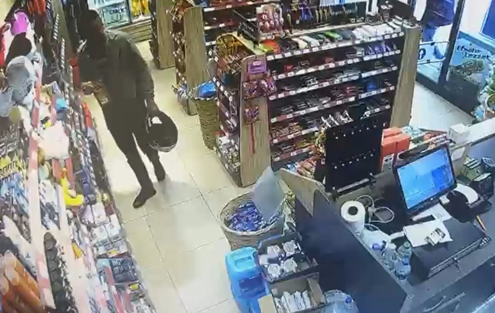 Benzin istasyonundaki bin 500 lira değerindeki oyuncağı çocuğuna çaldırdı