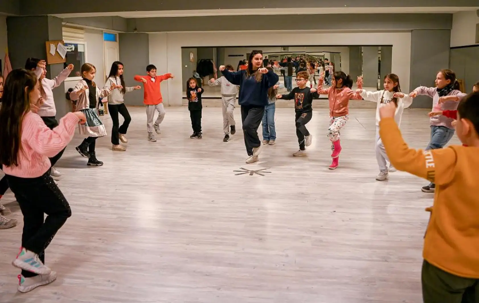 Farklı yörelerin halk dansları büyük ilgi görüyor