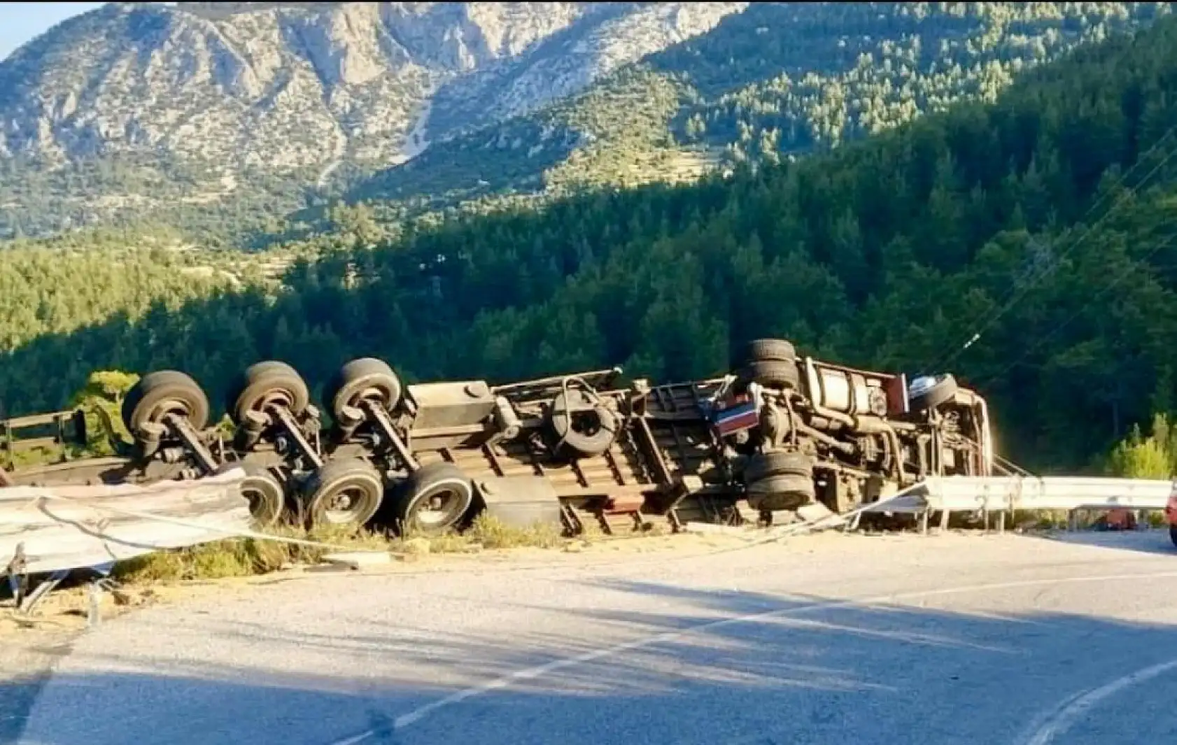 Uçuruma sürüklenen tır faciası! 25 yaşındaki sürücü hayatını kaybetti