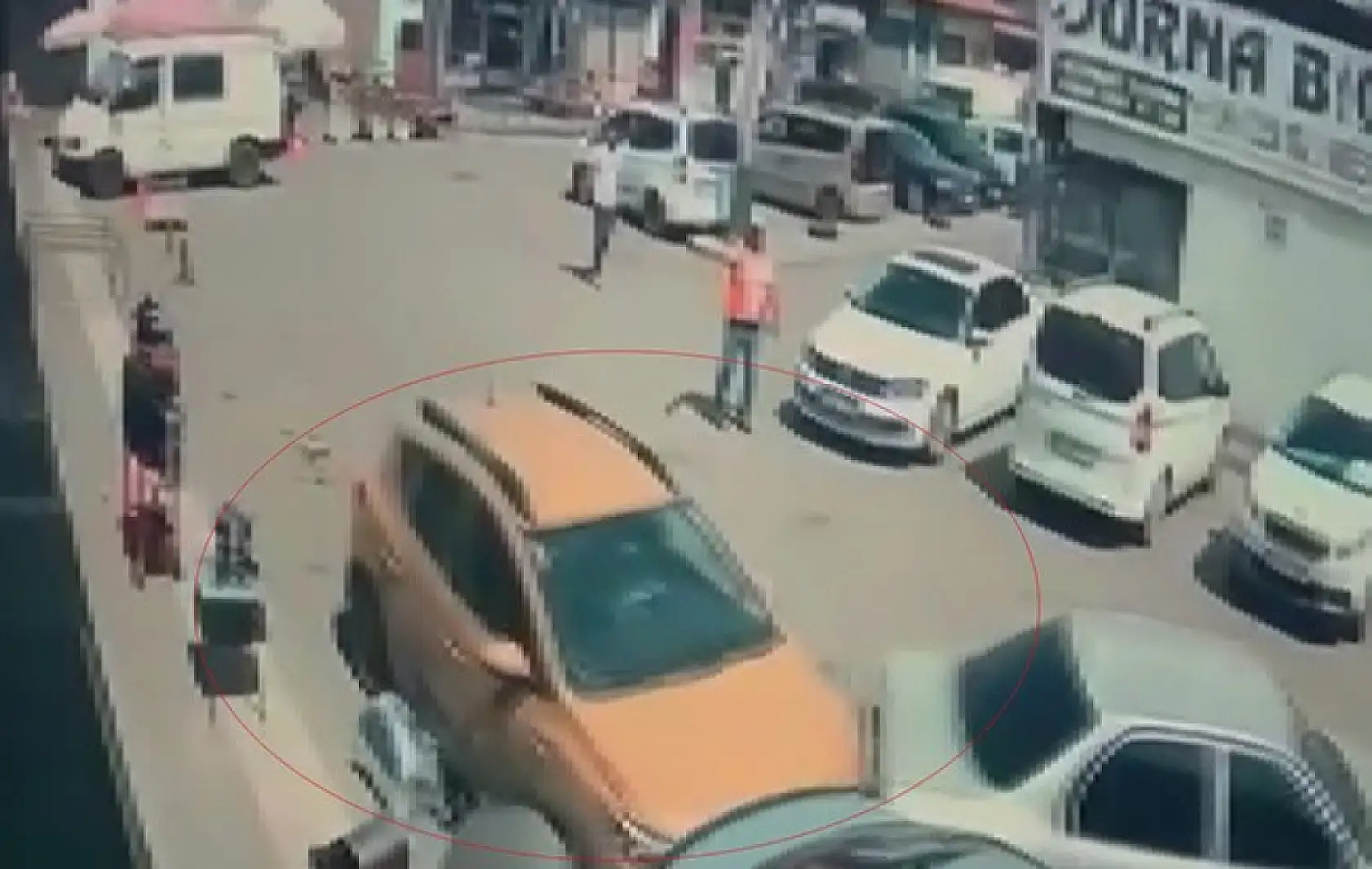 Direksiyon başında rahatsızlanan sürücü 6 araca çarptı