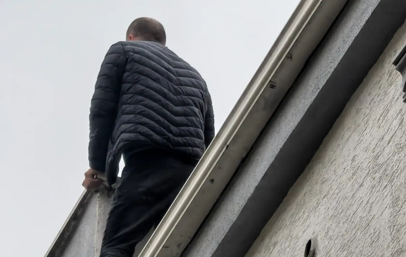 Karısını kemerle boğarak öldürdü, çatıya çıkıp intihar etmek istedi