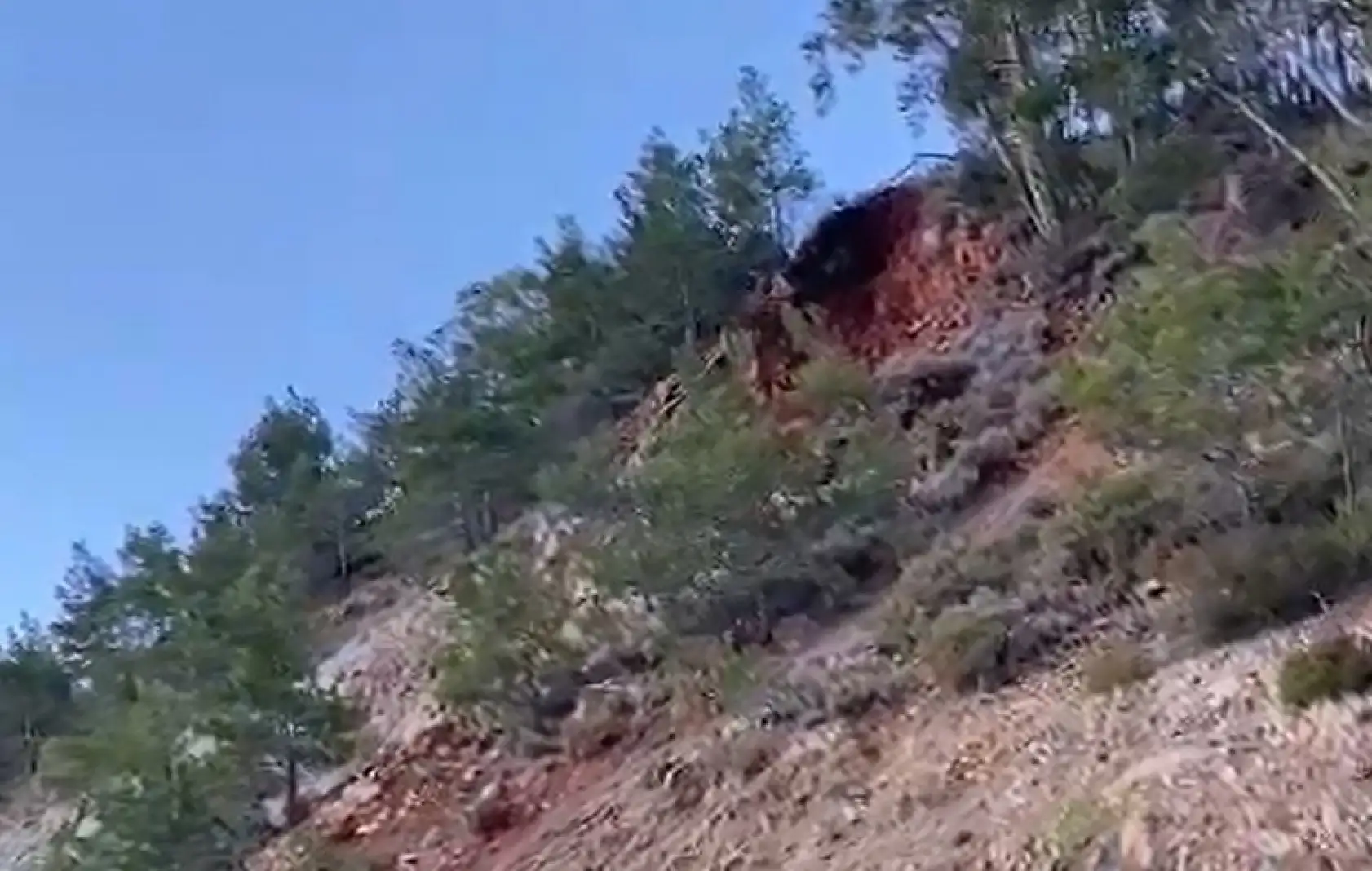 Marmaris'te heyelan: Karayolu ulaşıma kapandı