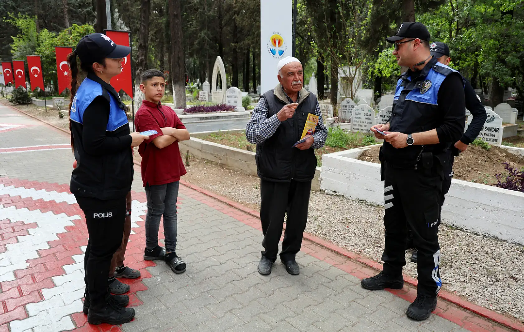 Polisten mezarlıkta 'sahte hoca' avı