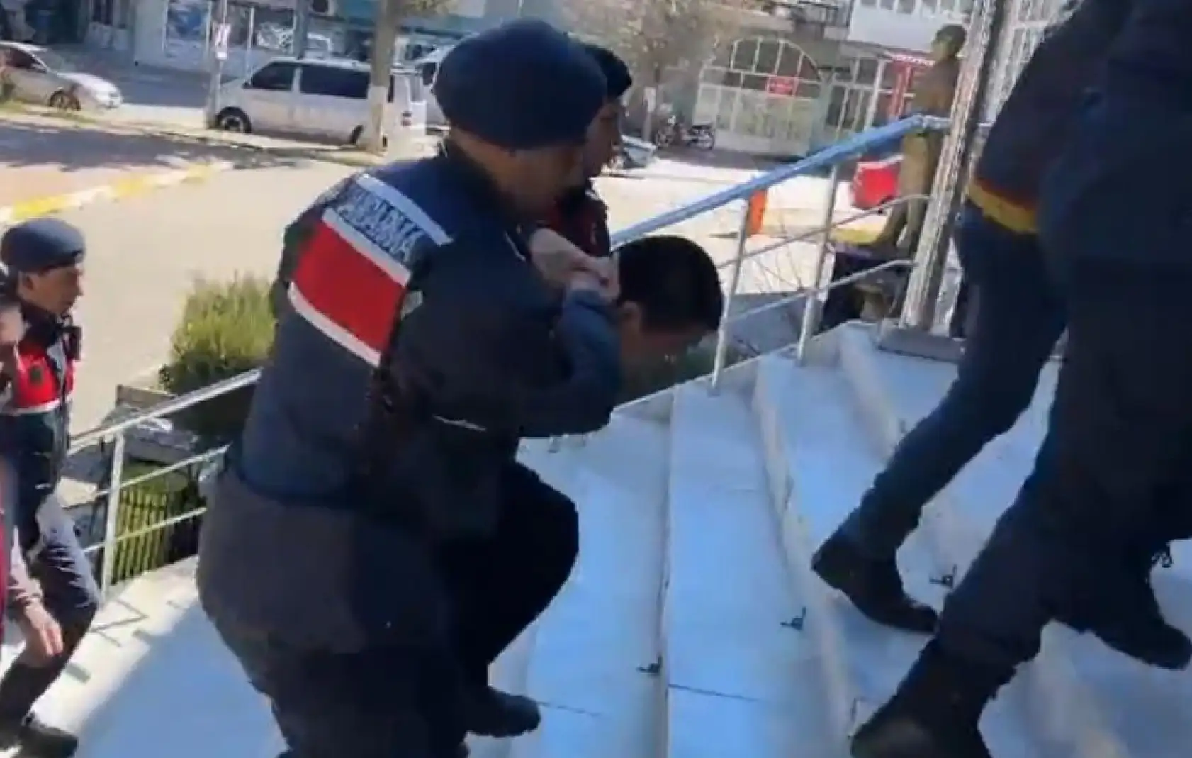 Aracına aldığı yabancı uyruklu şahıs tarafından boğazı kesilerek öldürülmüştü, katil tutuklandı