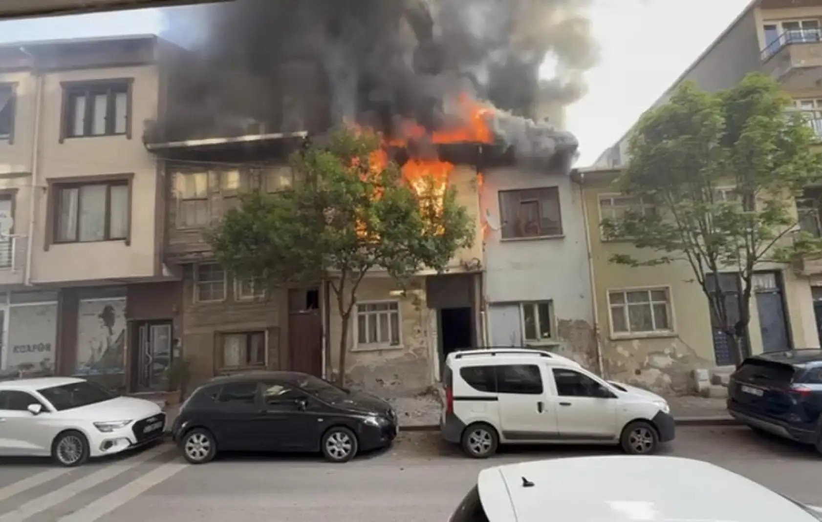 2 ev alev alev yandı: Yanan ahşap ev duvarı 2 itfaiye erinin üzerine düştü