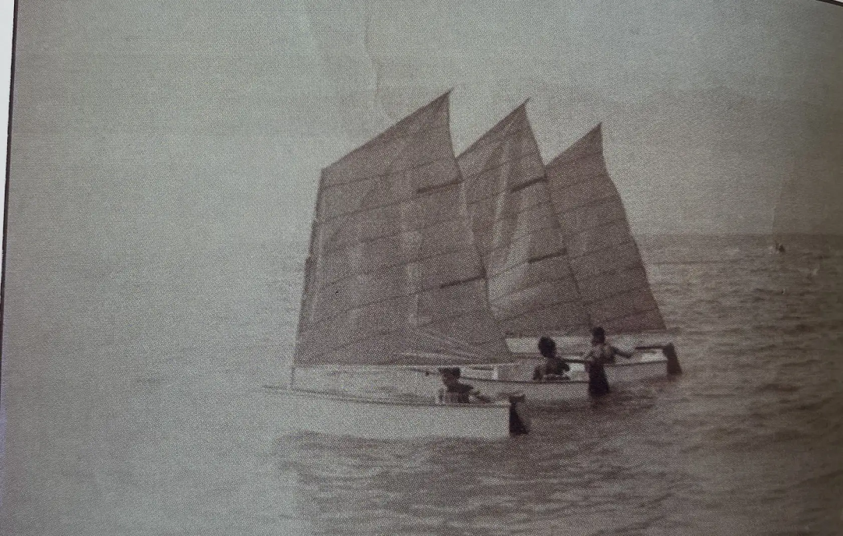 Burdur Gölü'nde balık tutmayı hayal ederken kuruyan gölde otlayan keçileri izliyor