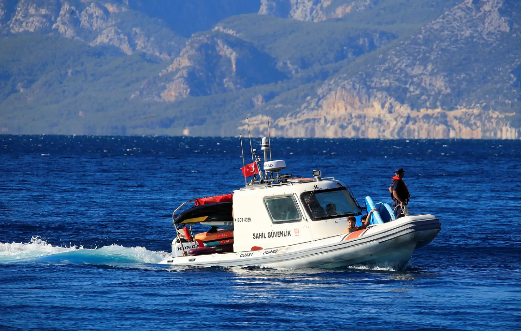 Akdeniz'de 19 SUP board yapan gençler rüzgarla 2 mil açığa sürüklendi