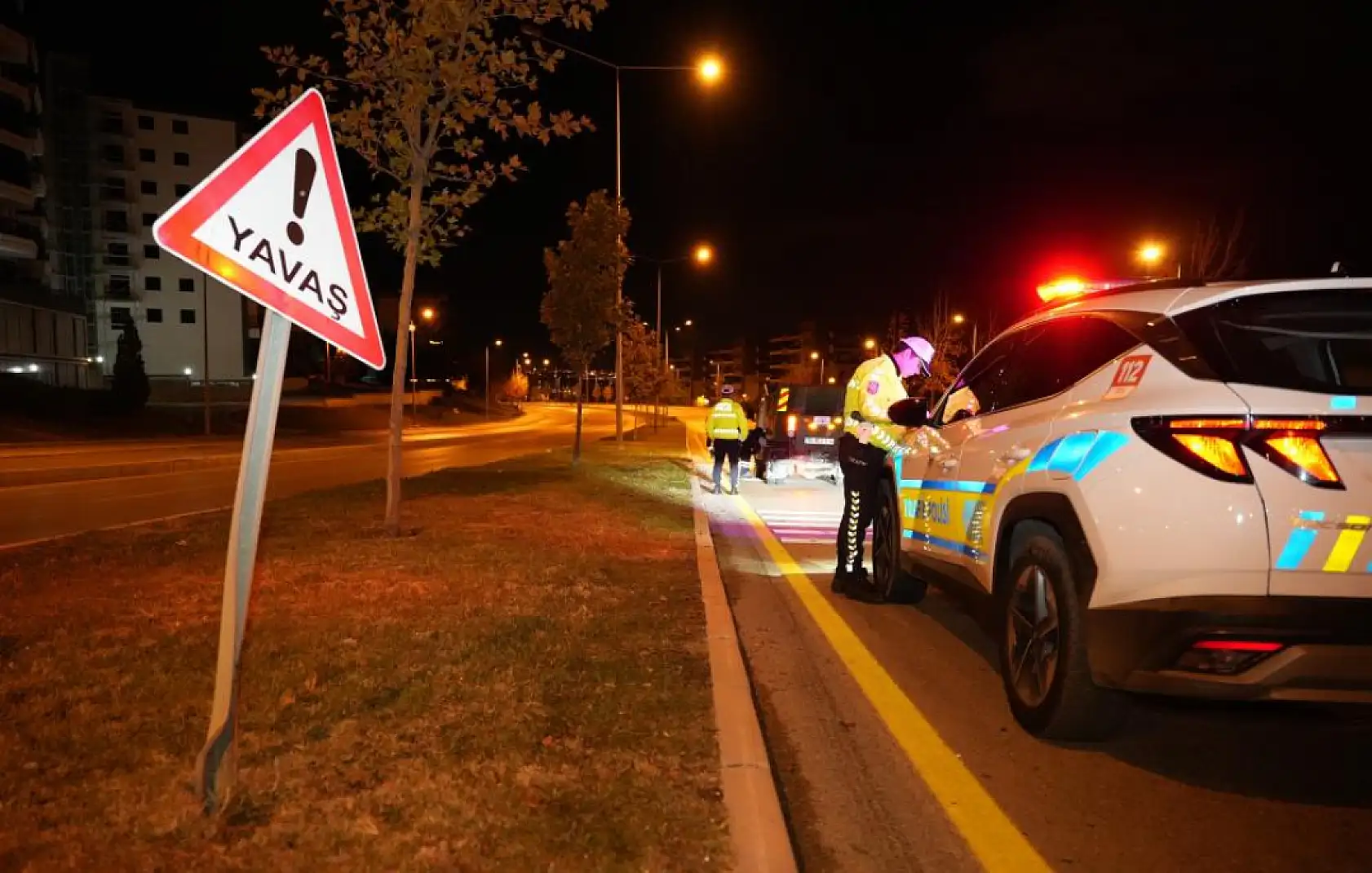 Kontrolden çıkan otomobil önce kaldırıma sonra orta refüjdeki Yavaş levhasına çarptı