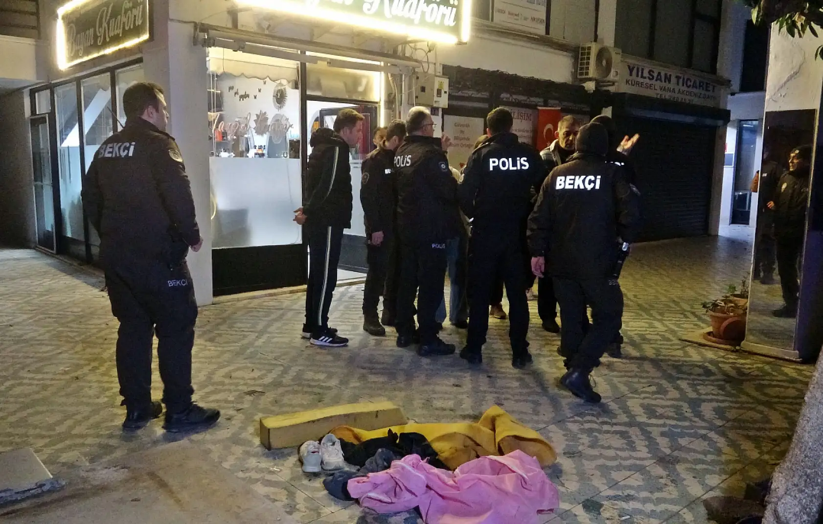 Mahallede yakmadığı yer kalmadı, bu seferki hedefi bayan kuaförü oldu
