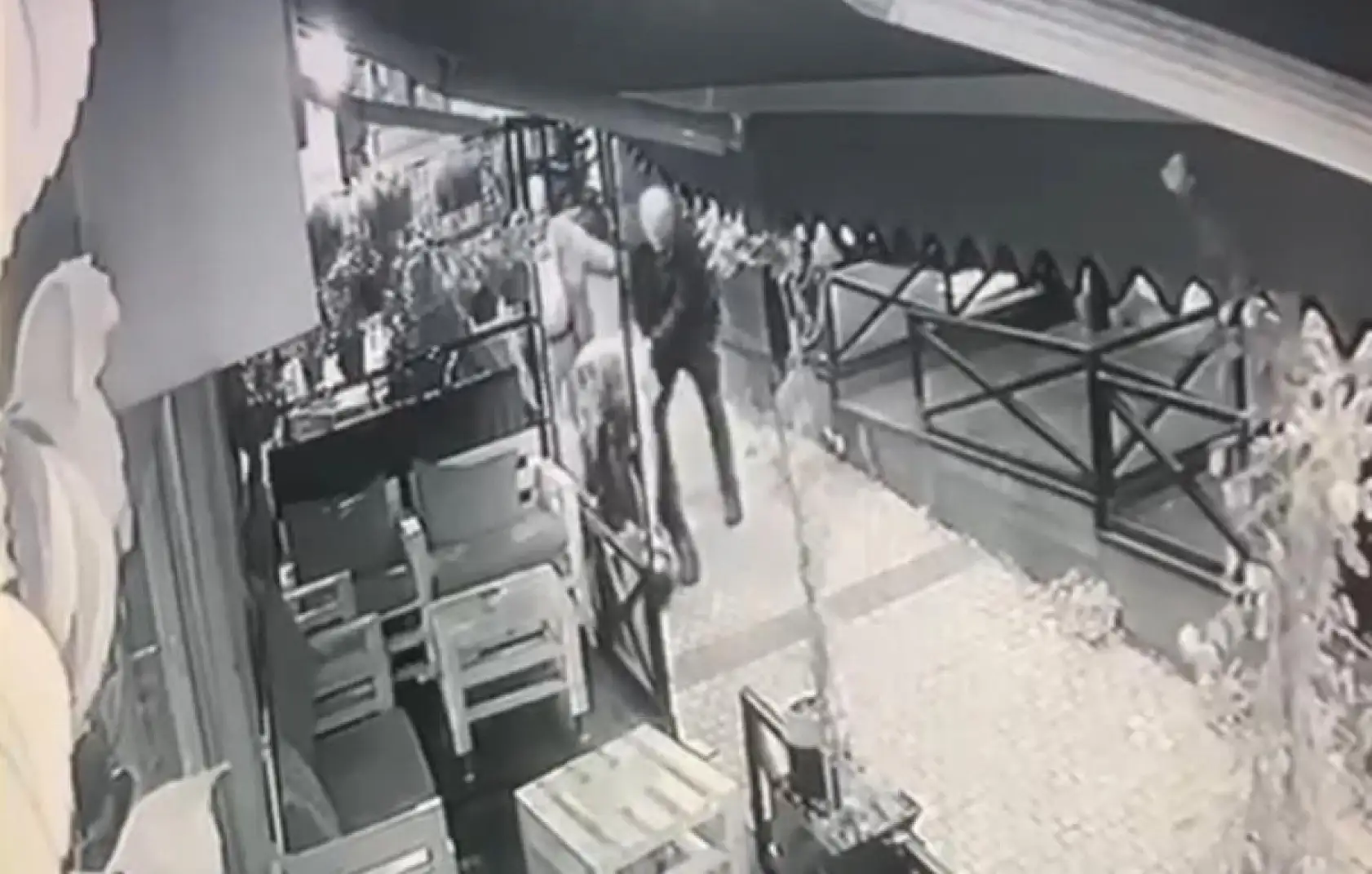 Mekana alınmayan alkollü şahıs dehşet saçtı: 4 yaralı