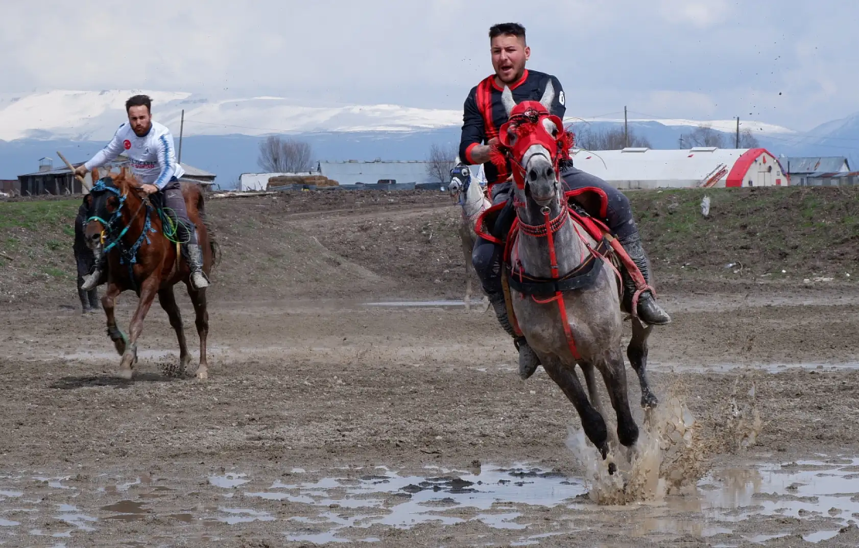 Cirit nefes kesti! Sahada hem rekabet hem gelenek vardı