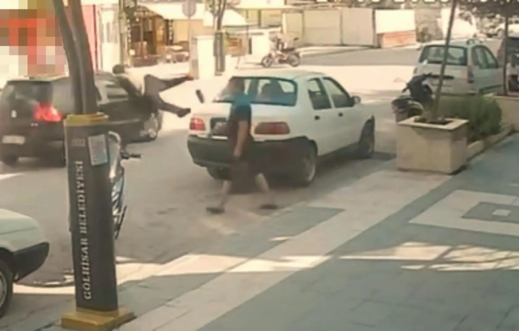 Otomobilin çarptığı genç metrelerce havaya savruldu