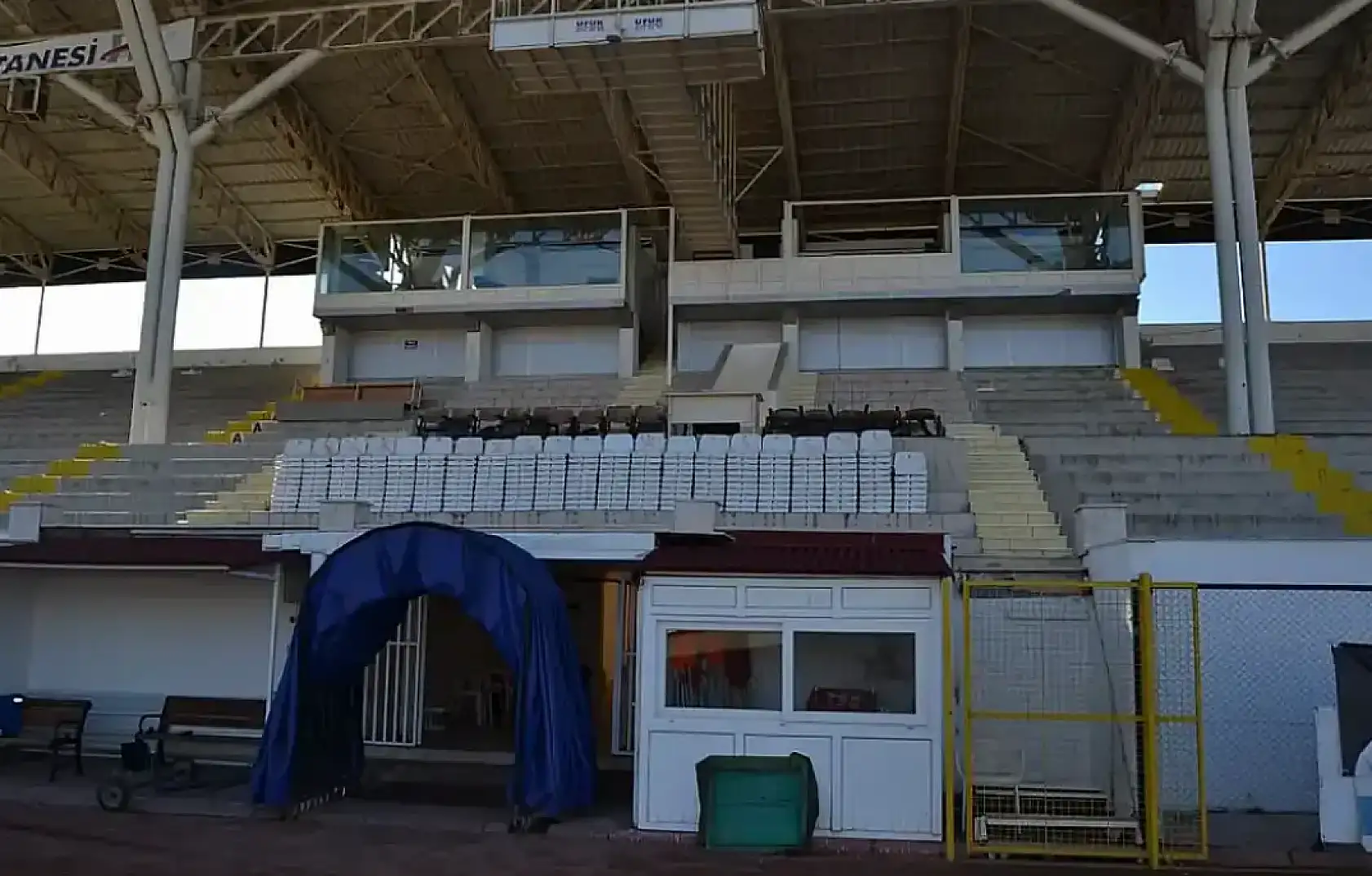 Fethiye İlçe Stadyumu'ndaki Betonarme Tribünü Yıkılıyor!