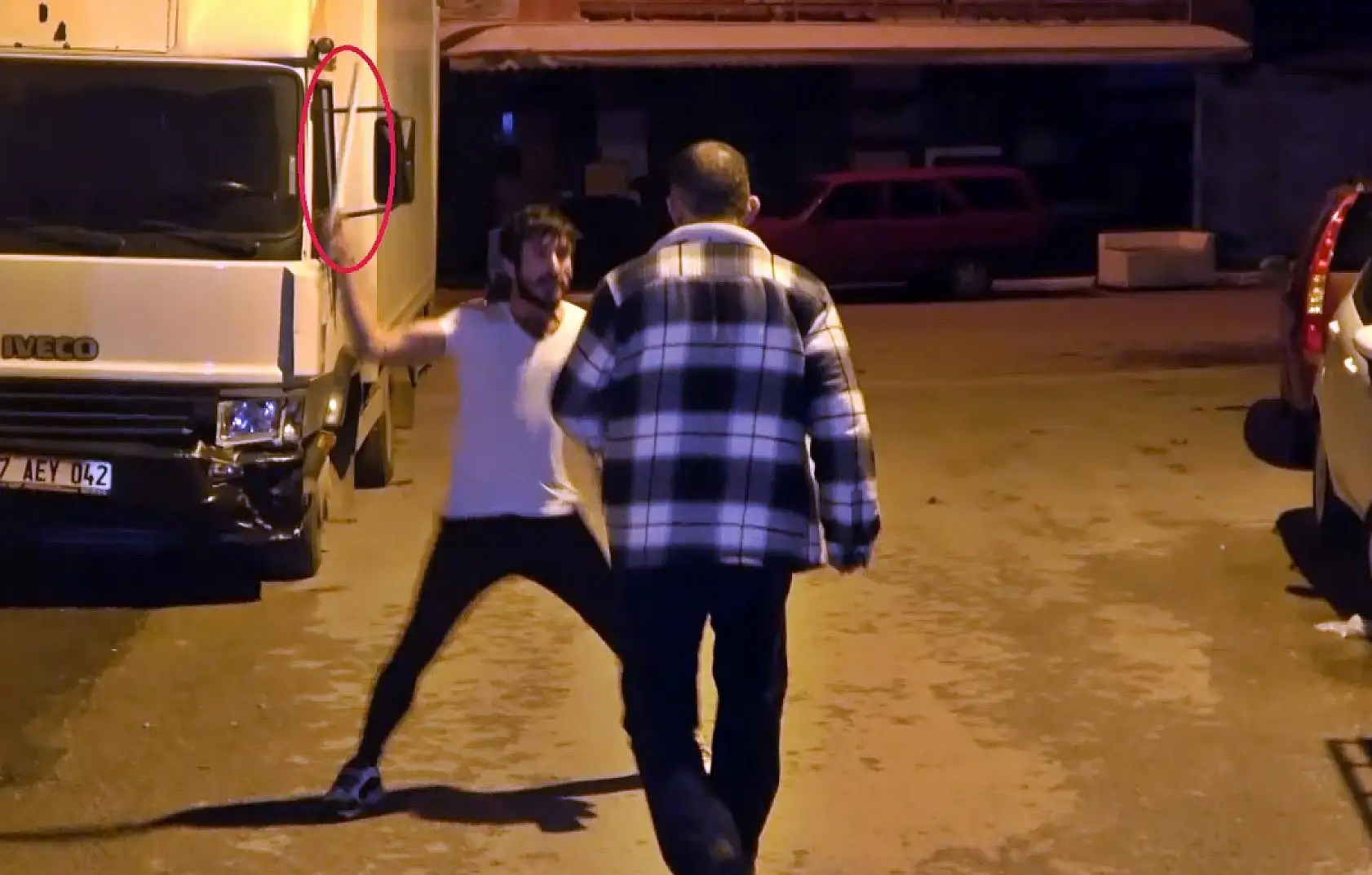 Mahallede yakmadığı yer kalmadı, bu seferki hedefi bayan kuaförü oldu