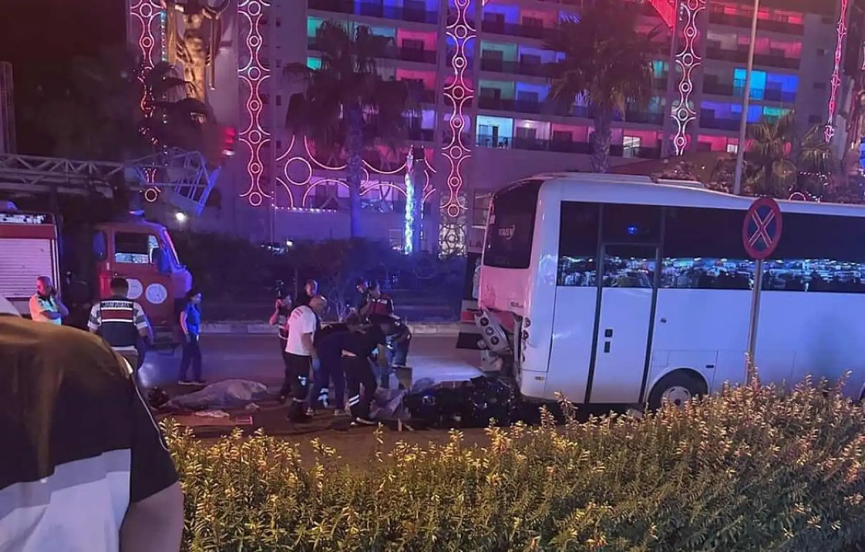 Motosiklet midibüse çarptı: 24 ve 25 yaşındaki gençler yaşamını yitirdi