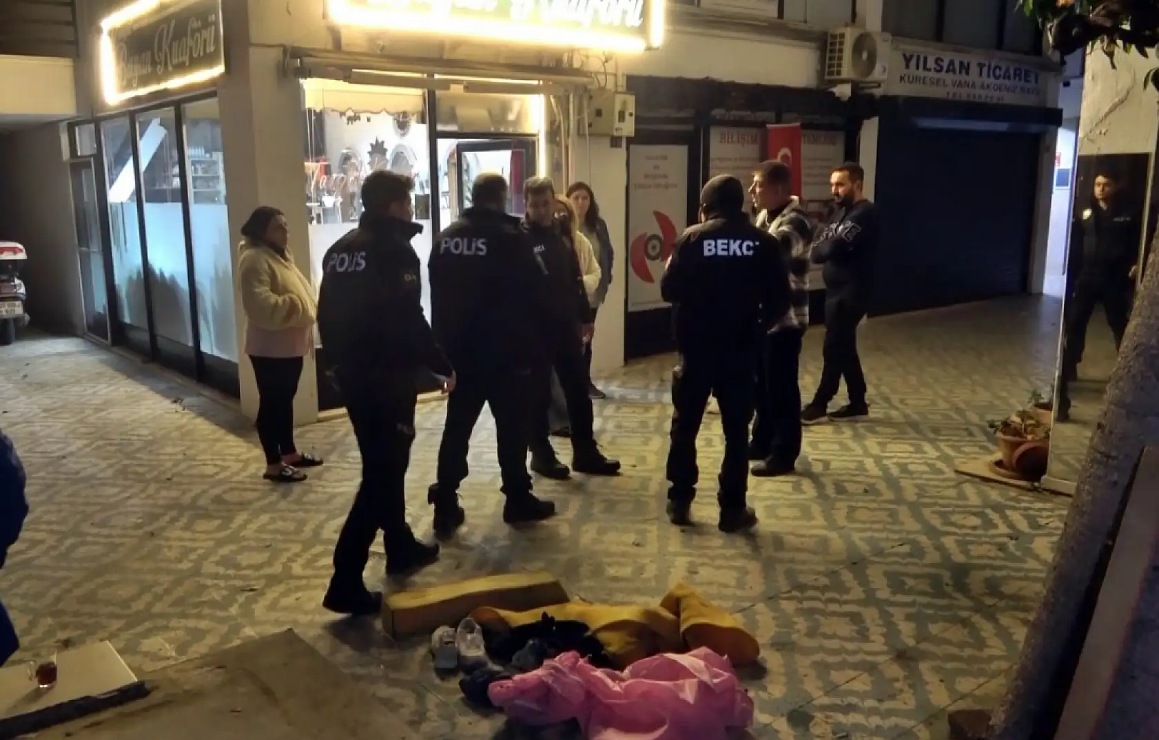 Mahallede yakmadığı yer kalmadı, bu seferki hedefi bayan kuaförü oldu