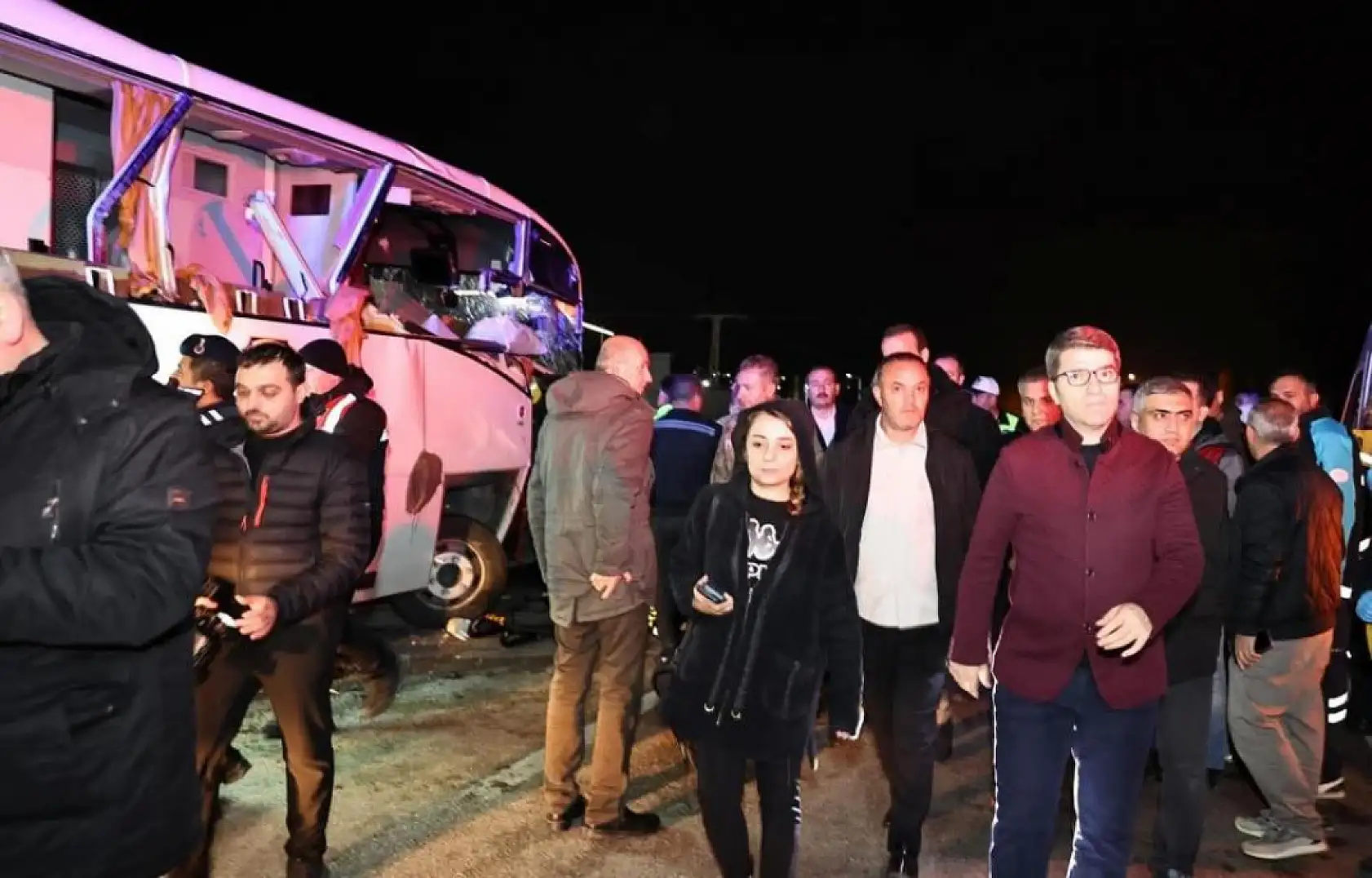 Cezaevi Midibüsü, Tır ve Otomobil Çarpıştı: 23 Yaralı