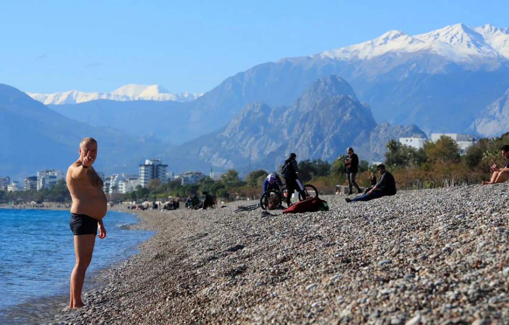 Türkiye karla mücadele ederken Antalya'da deniz sefası