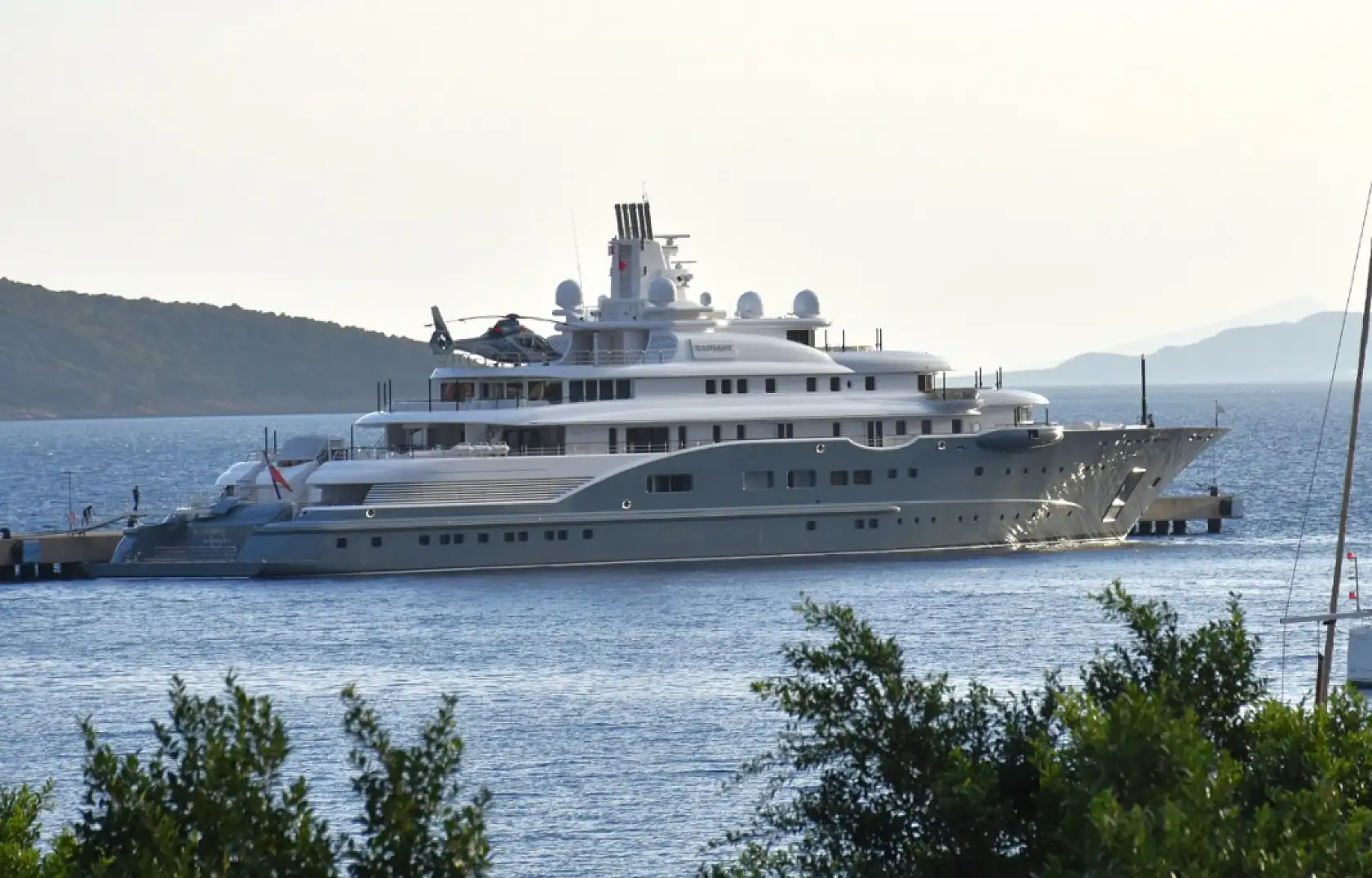 Mega yat 'Radiant'a Bodrum'da yakıt ikmali yapıldı