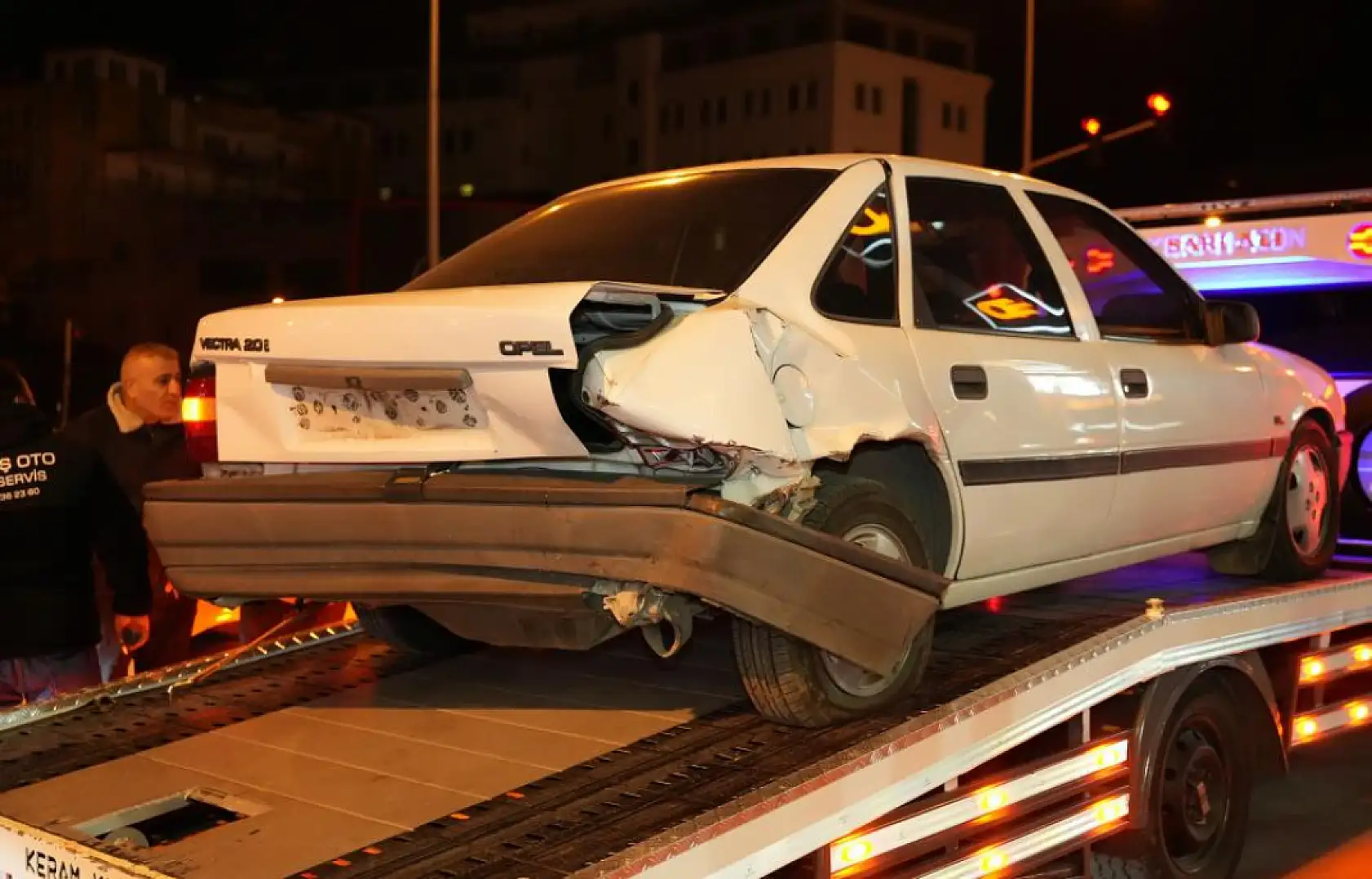 Kontrolden çıkan otomobil, kırmızı ışıkta bekleyen 2 araca çarparak durabildi