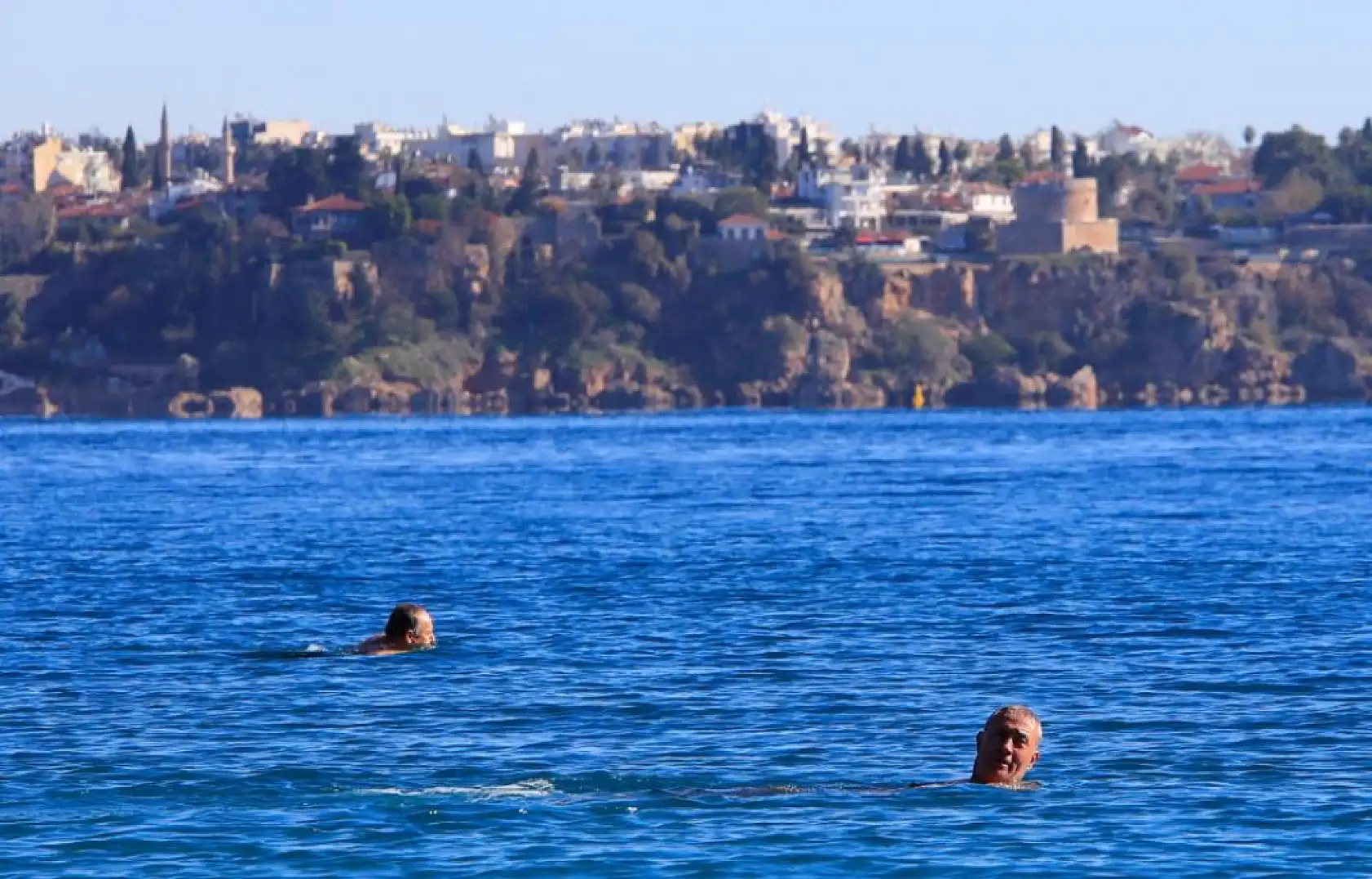 Türkiye karla mücadele ederken Antalya'da deniz sefası