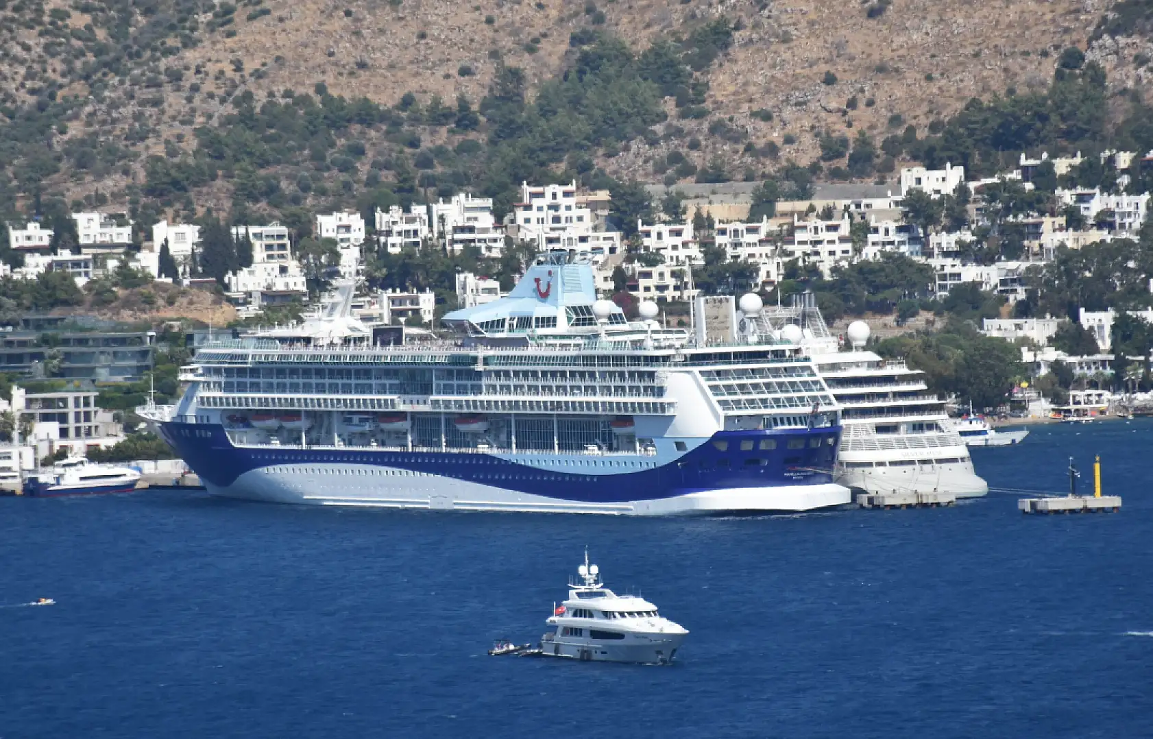 Bodrum'a iki kruvaziyerle 2 bin 406 yolcu geldi