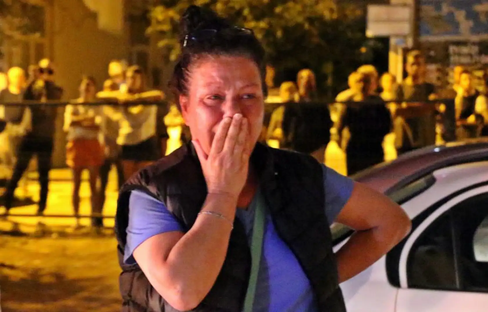 Gecekondu alev alev yandı, sokağa dökülen mahalleli kediler için gözyaşı döktü