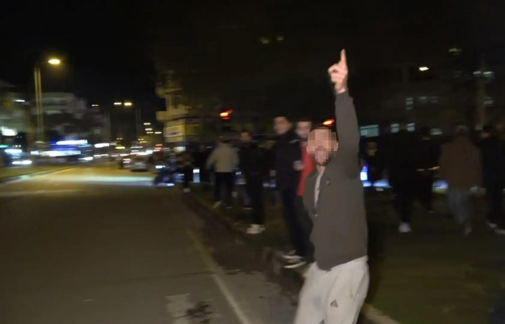 Köprüye çıkan kadını polis ölümün ucundan aldı, izleyenlerin arasından çıkan sözler pes dedirtti