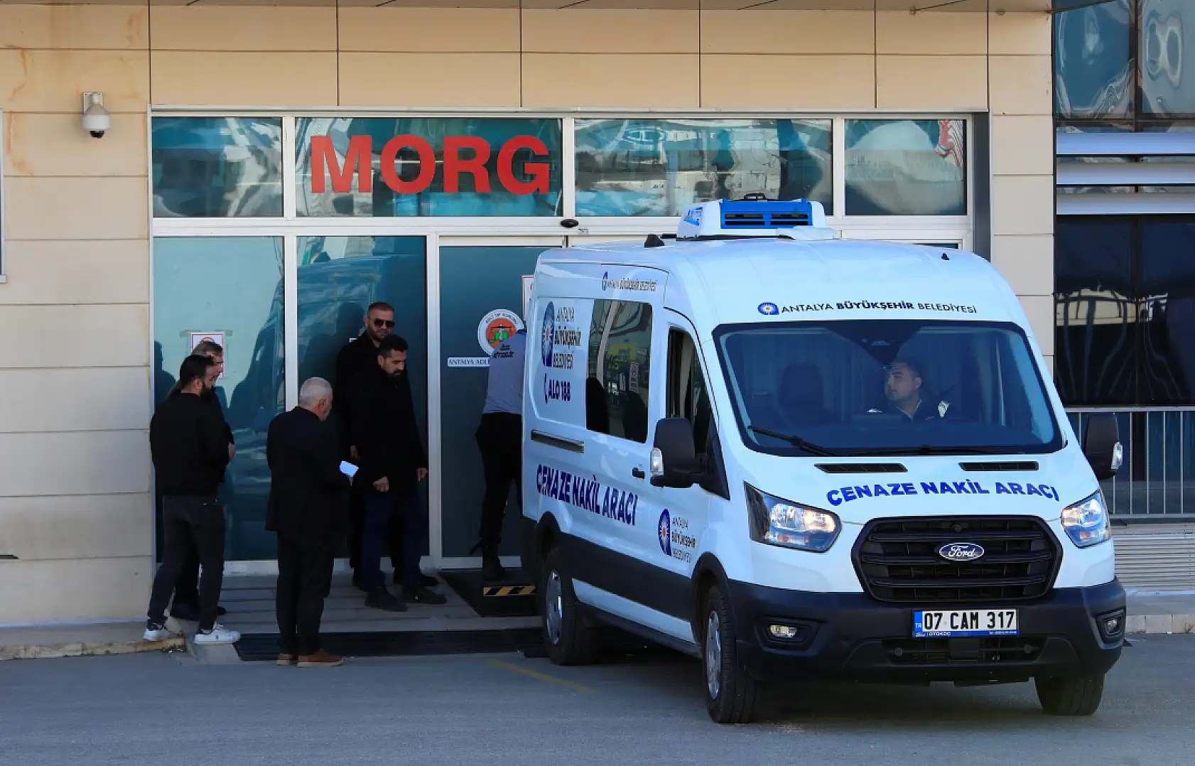 Başından vurulmuş halde eşi tarafından hastaneye götürülen kadın hayatını kaybetti