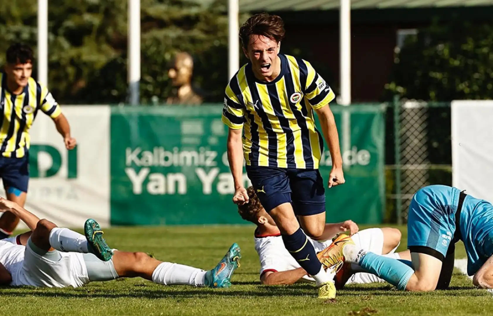Galatasaray'lı Kerem, Fenerbahçe U19 Takımı Oyuncularını Kandırmış!