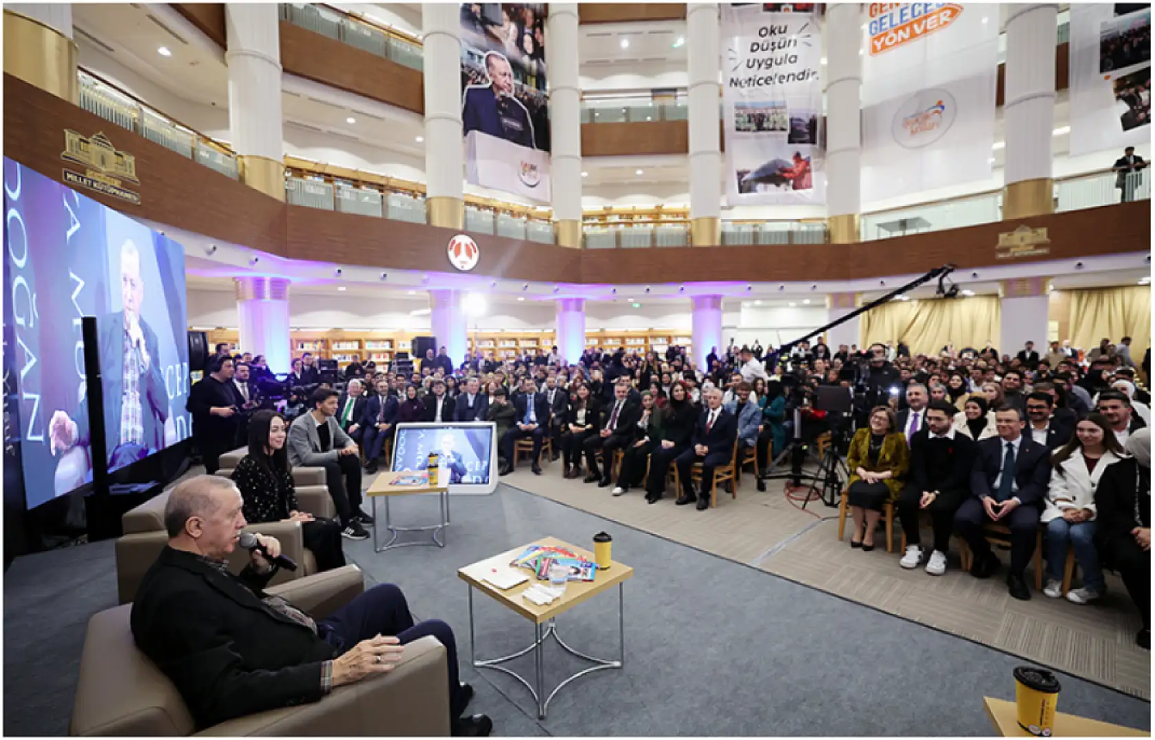 Cumhurbaşkanı Erdoğan, üniversite öğrencilerine verilen bursun 2025'te 3 bin liraya çıkarılacağını açıkladı