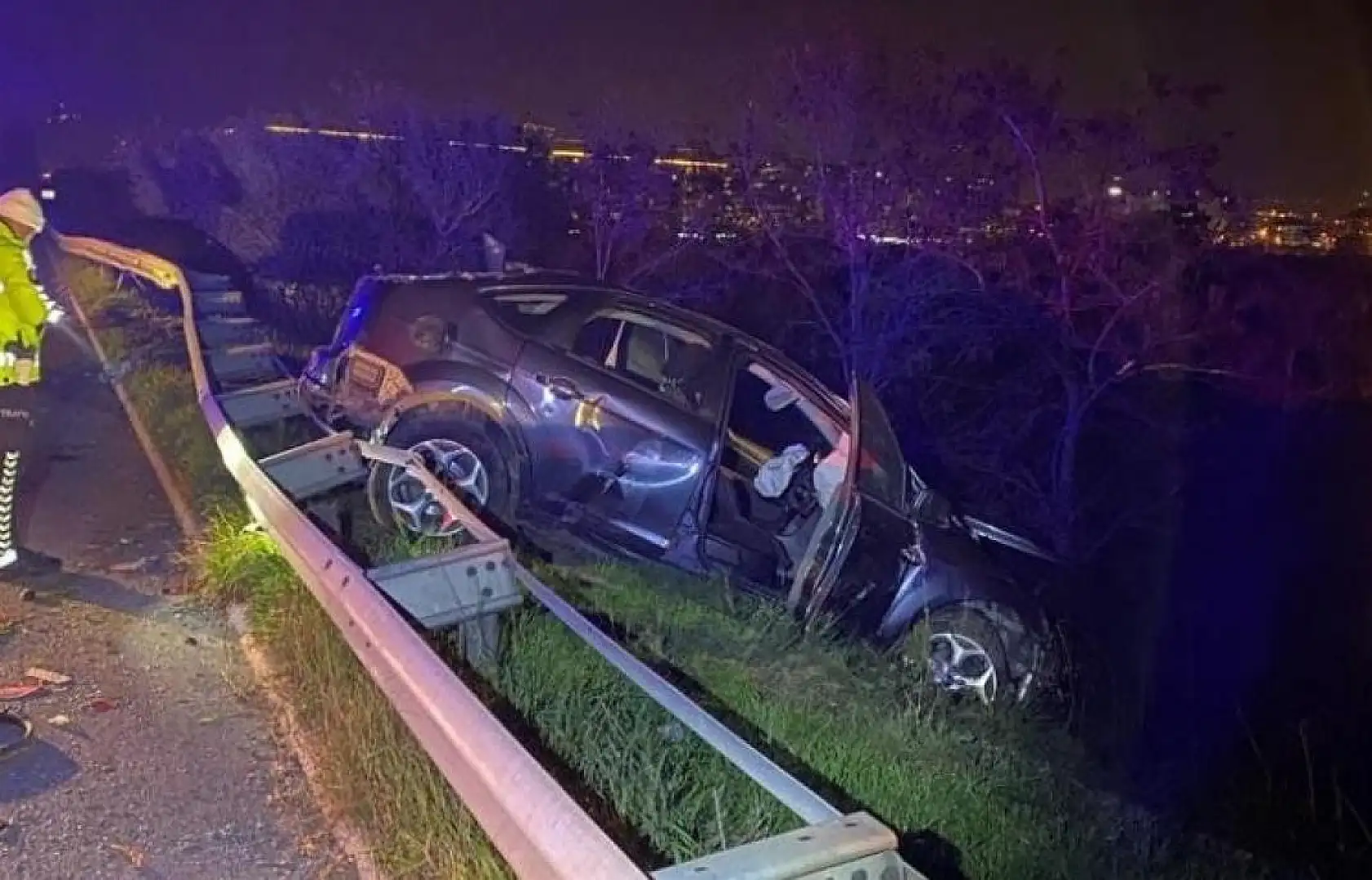 Kontrolden çıkan otomobil bariyerleri aşarak yol kenarına uçtu, 1 yaralı
