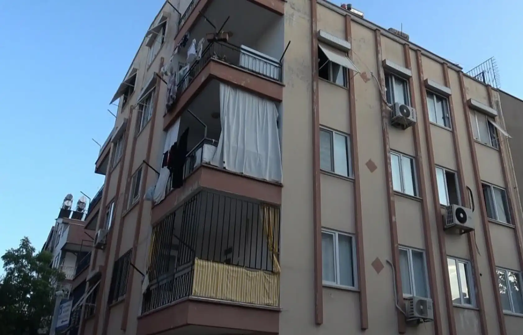 Madde bağımlısı genç evi yaktı, anne ile baba yaşananlara isyan etti