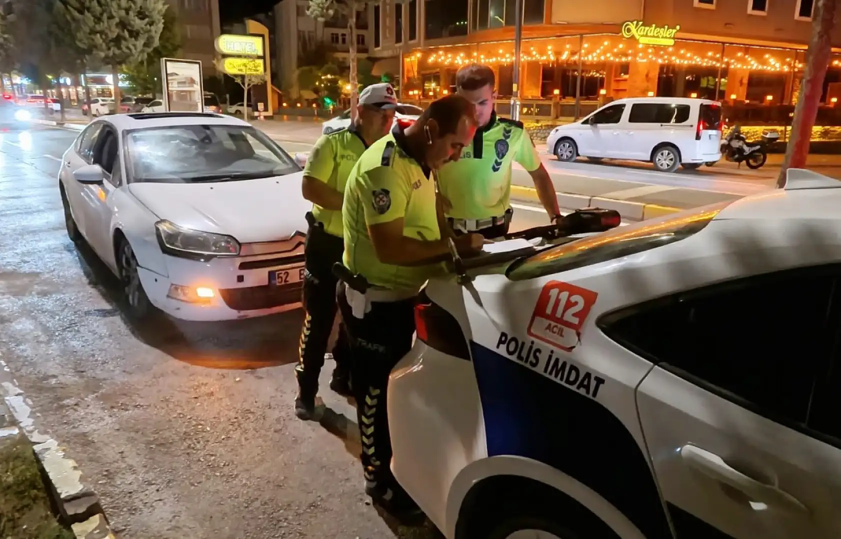 Alkollü kadın sürücü, kendini uyaran sürücüyü 'Maganda' diye polise şikayet etti