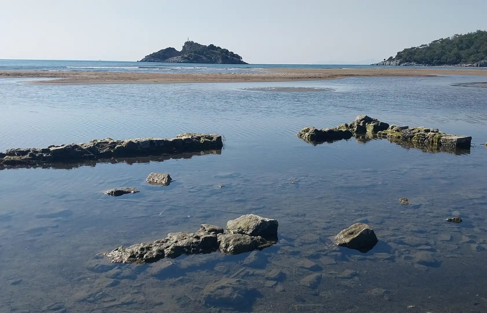 Muğla'da denizin çekilmesiyle tarihi gümrük binasının temeli ortaya çıktı