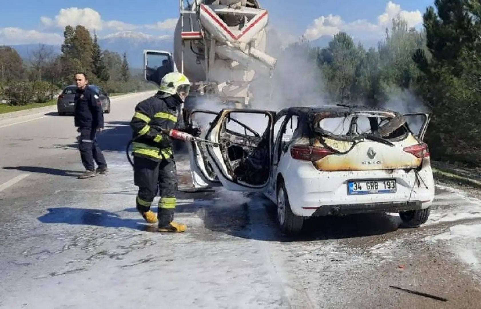 Seydikemer'de araç alev alev yandı!