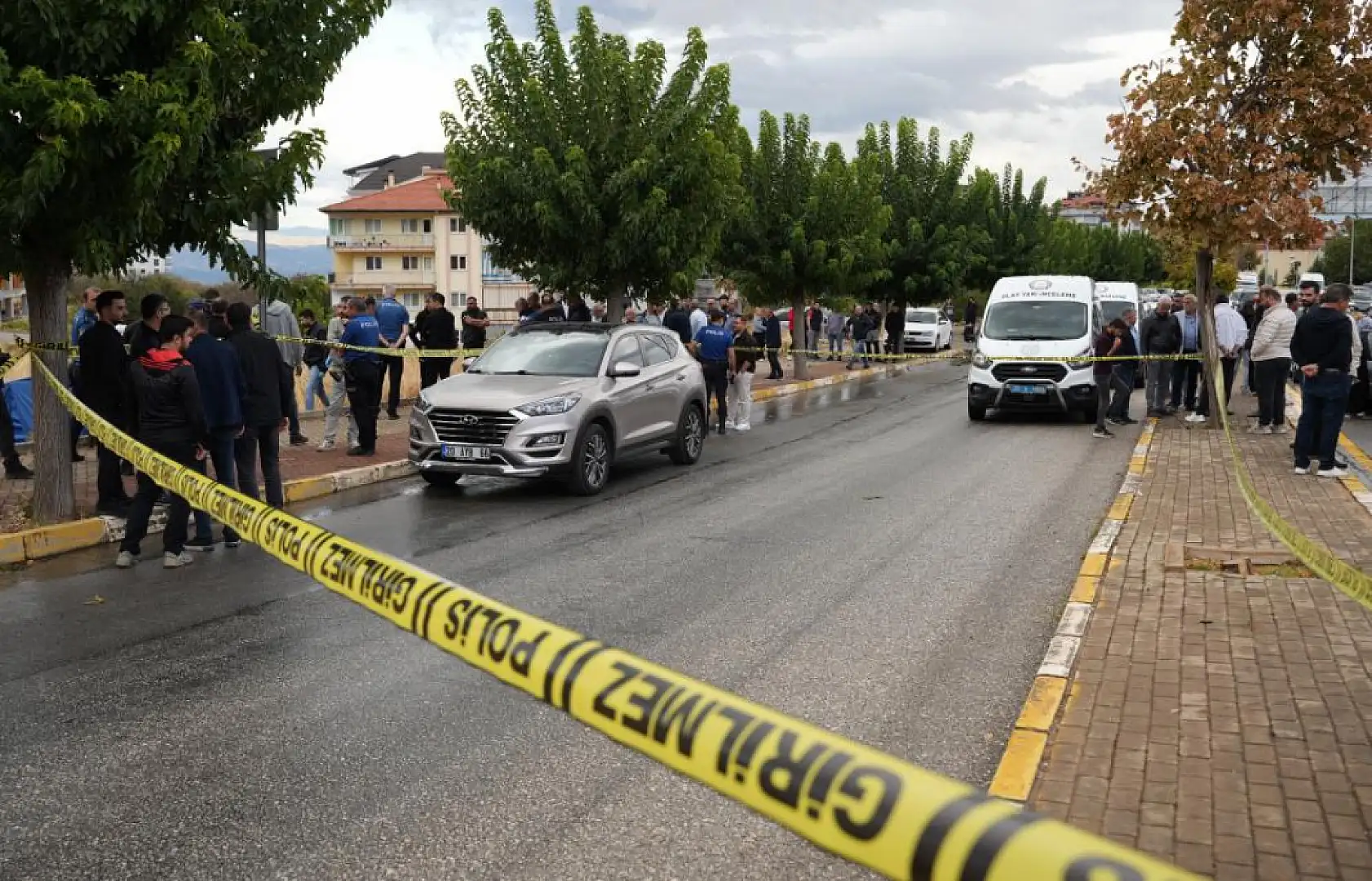 Aracını durdurdu, bankta kendini vurdu