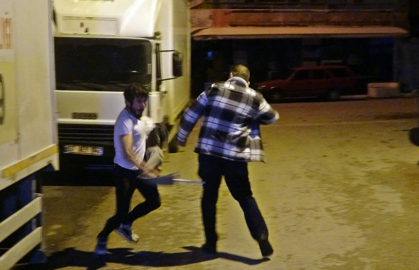 Mahallede yakmadığı yer kalmadı, bu seferki hedefi bayan kuaförü oldu