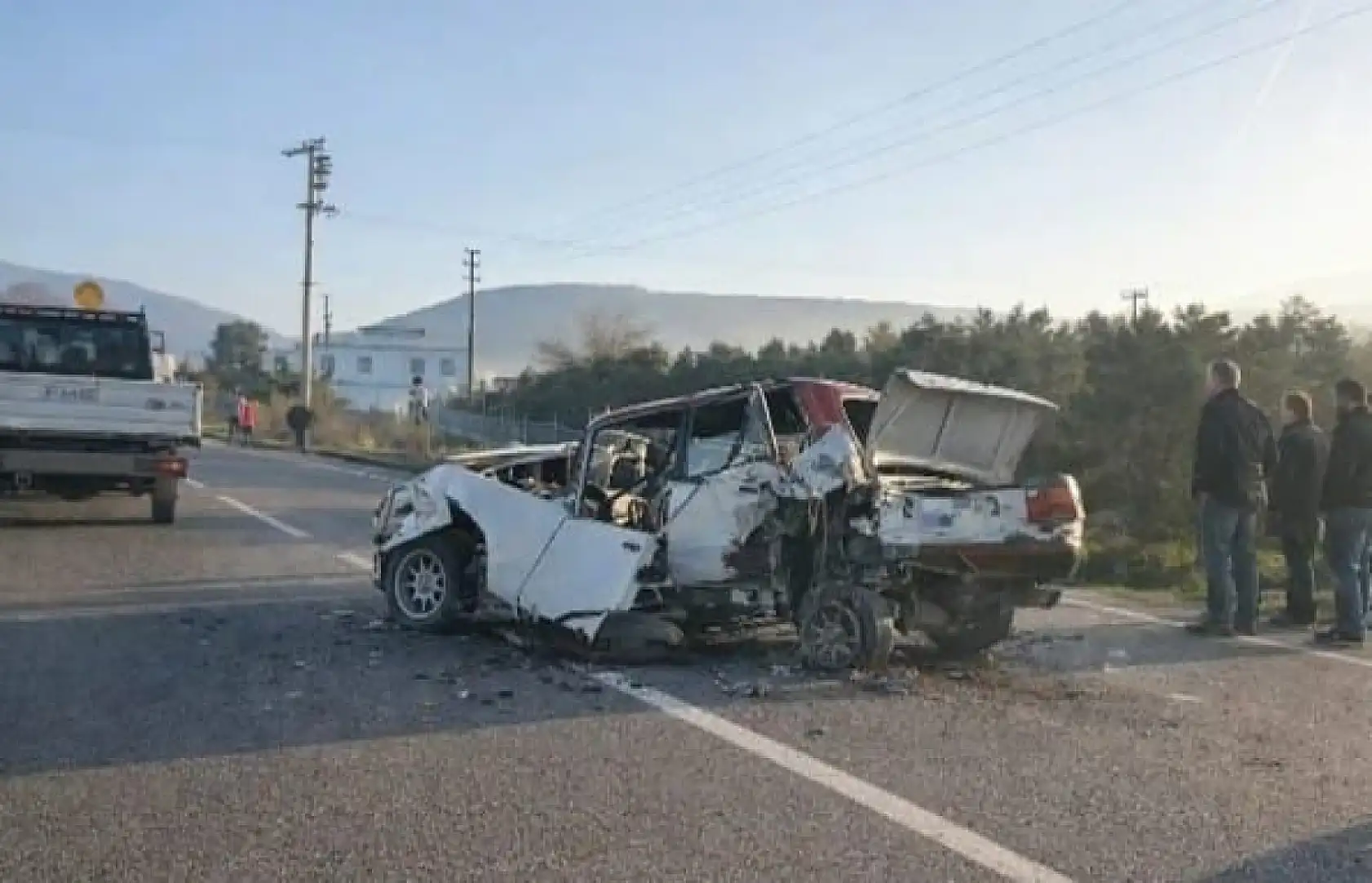 Milas'ta zincirleme kaza, Tofaş araç teneke kutu gibi ezildi