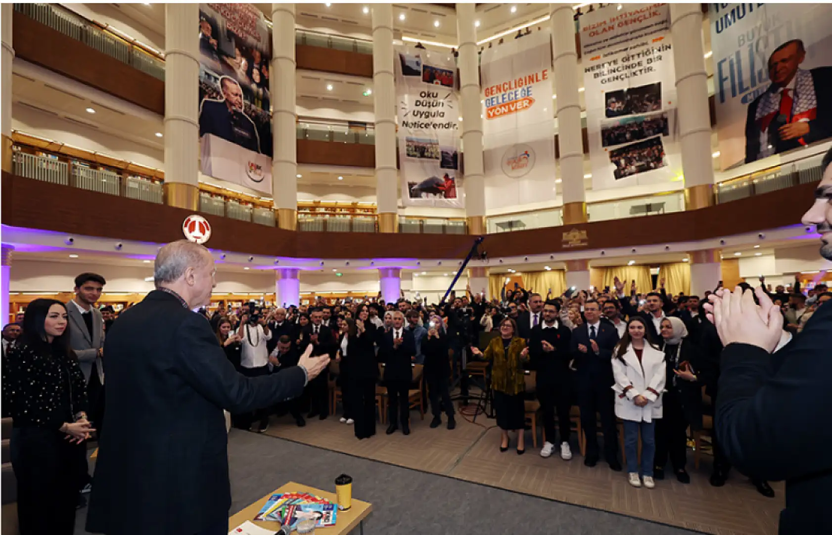 Cumhurbaşkanı Erdoğan, üniversite öğrencilerine verilen bursun 2025'te 3 bin liraya çıkarılacağını açıkladı