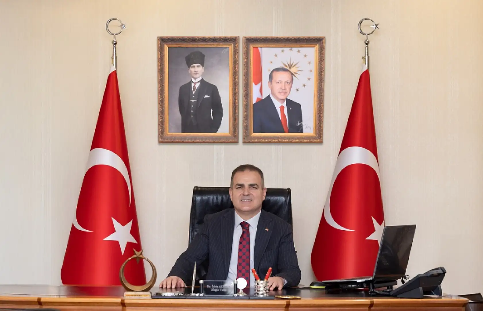 Vali Akbıyık: 'Yangın söndürme uçağı boş araziye acil iniş yaptı, pilotumuzun hayati tehlikesi yok'