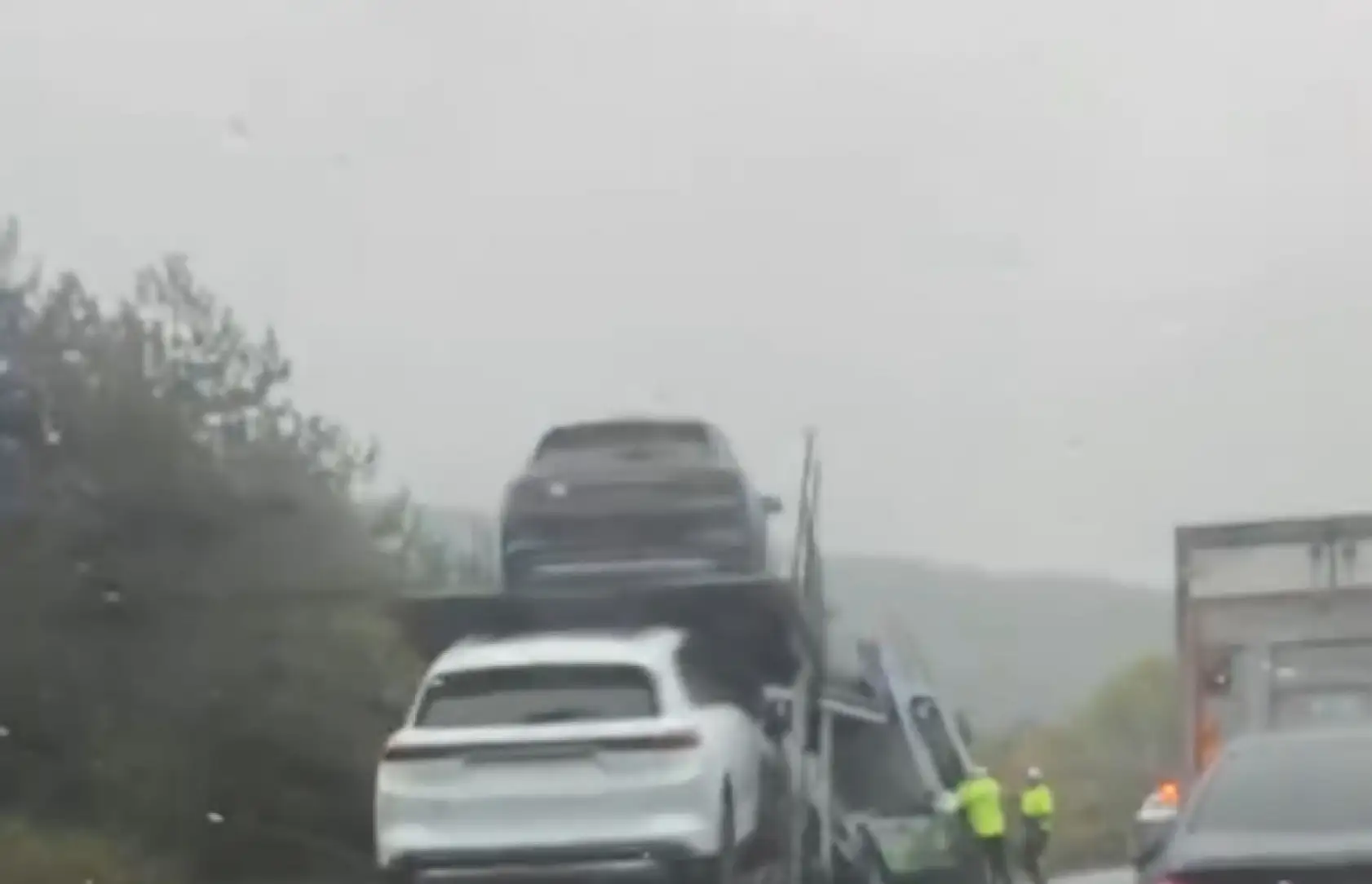 TOGG yüklü tır yol kenarına savruldu