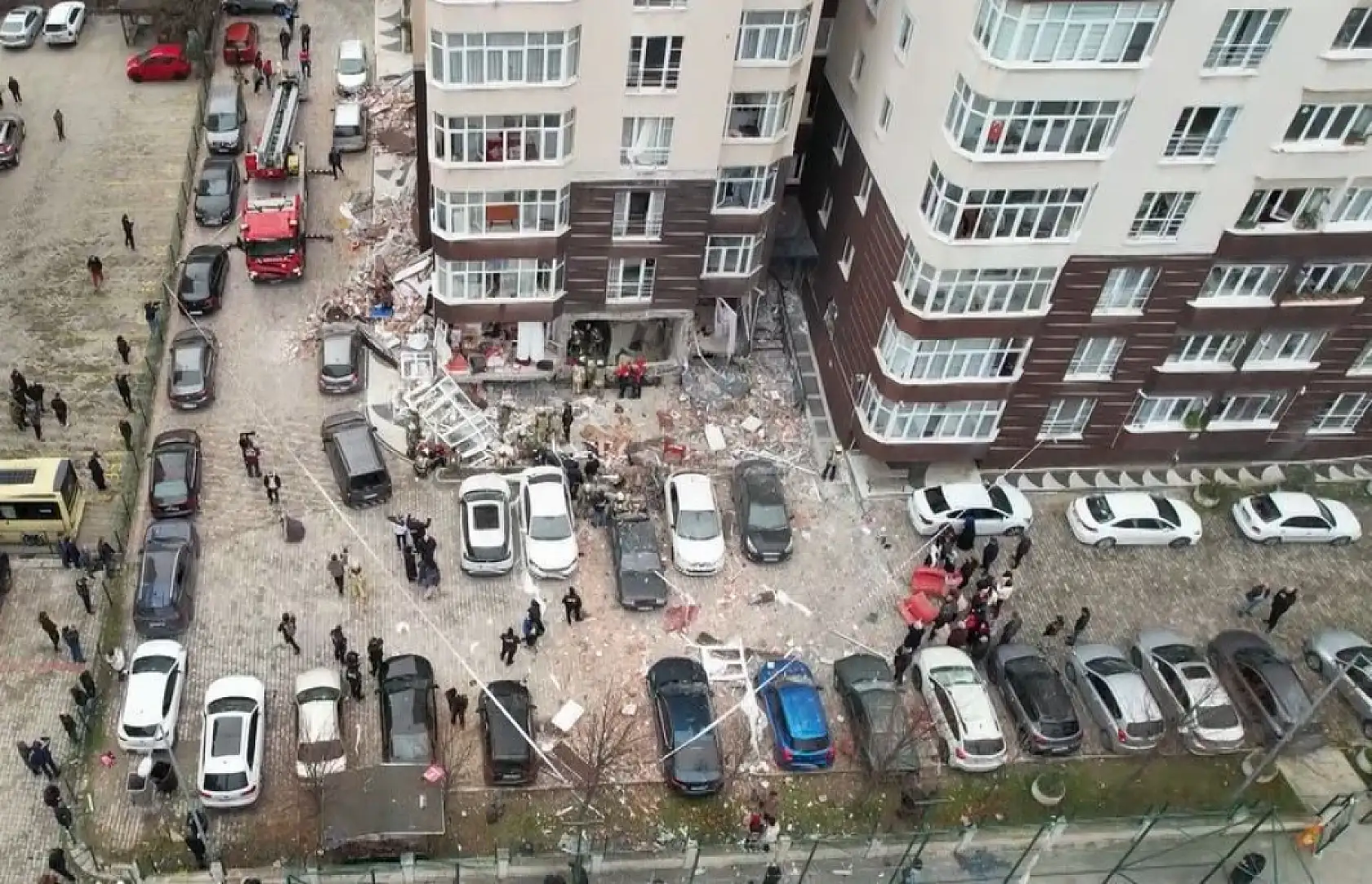 14 katlı binada patlama meydana geldi