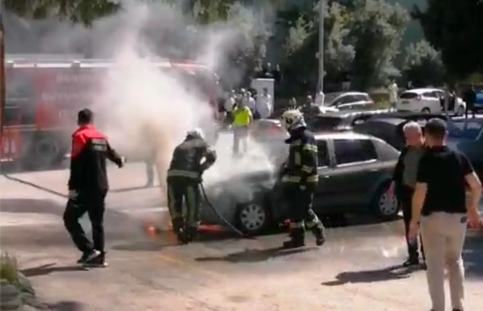 Seyir halindeki otomobil alev alev yandı