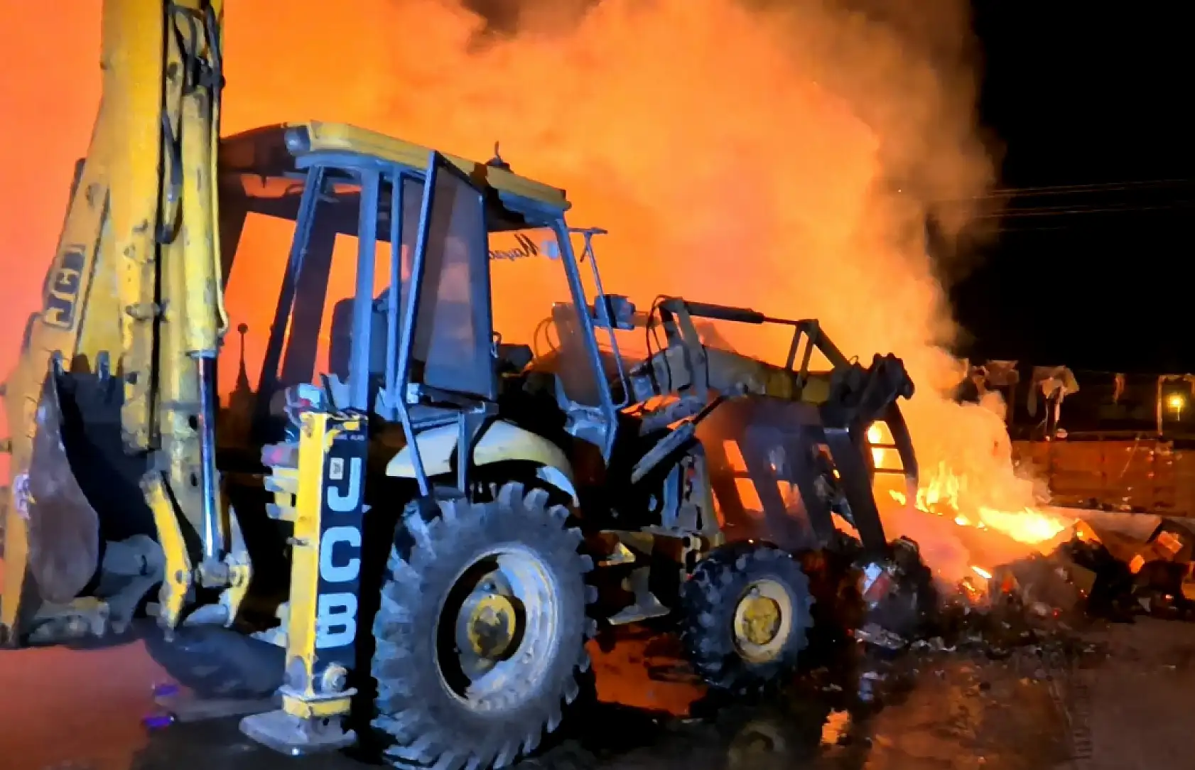 Alevli gece: Geri dönüşüm tesisi alev alev yandı