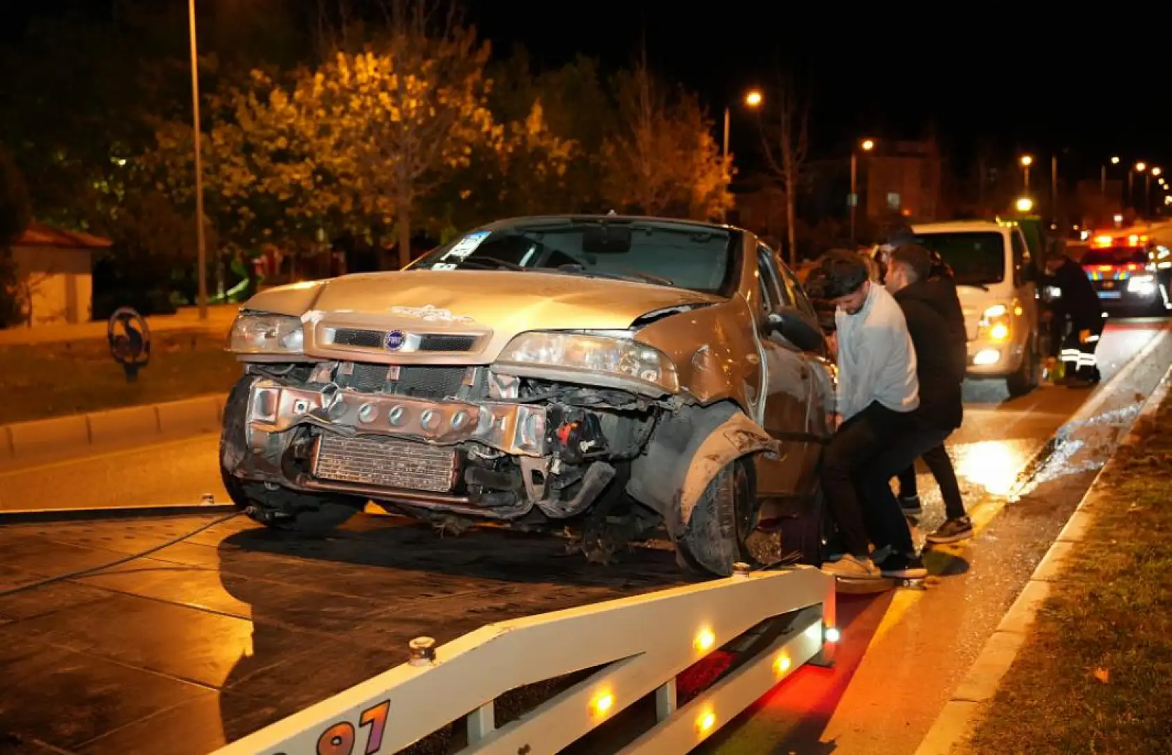 Kontrolden çıkan otomobil önce kaldırıma sonra orta refüjdeki Yavaş levhasına çarptı