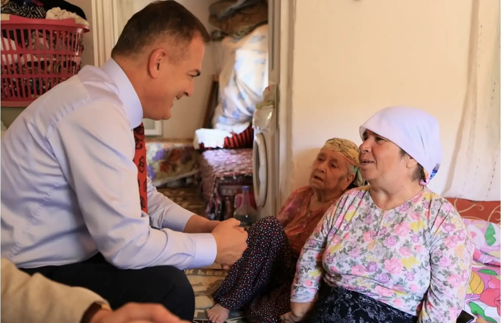 Vali Akbıyık, azmiyle ilham veren Burnak'ı yalnız bırakmadı