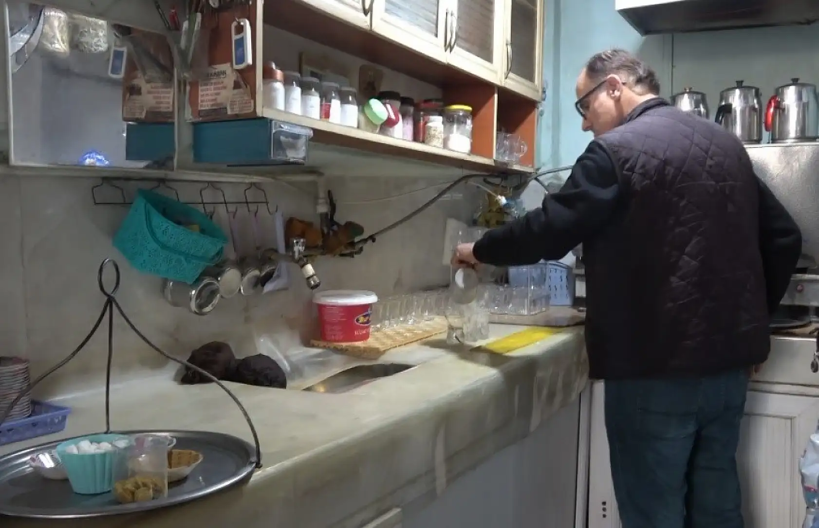 Müşteri ne içtiğini bilsin diye 18 yıldır demleyip sattığı çayların boş paketlerini sergiliyor