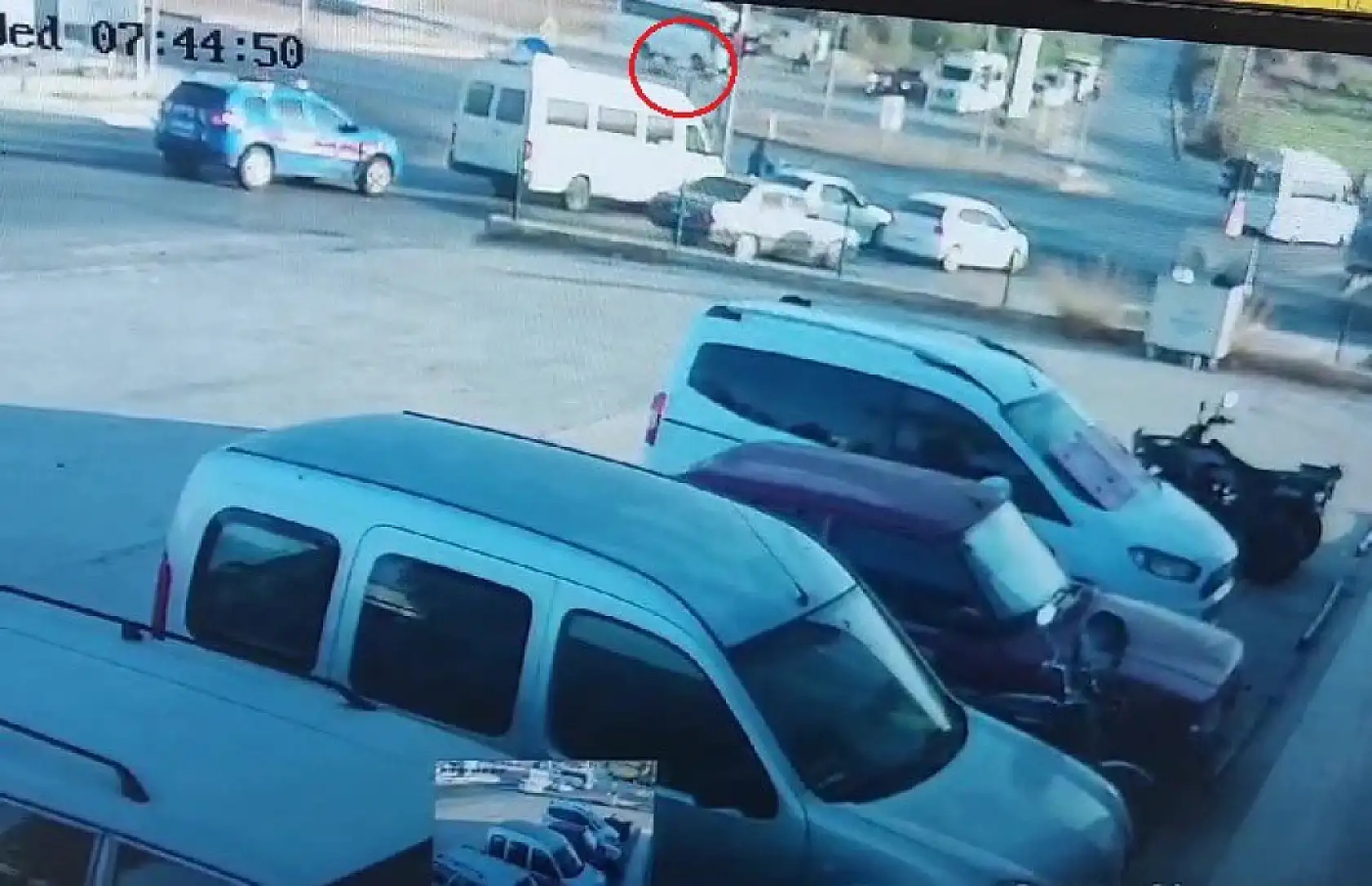 Genç kadını metrelerce savuran kaza güvenlik kamerasında